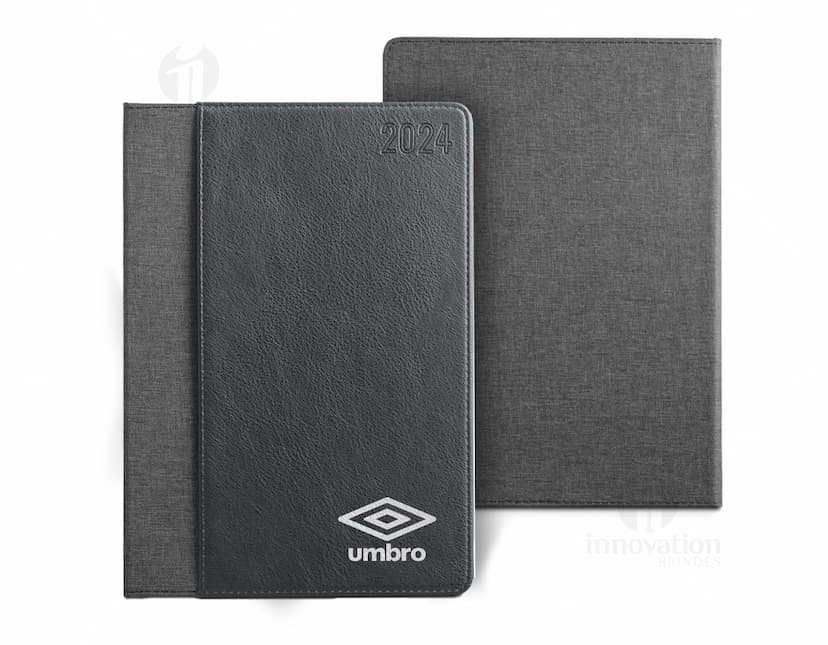 Caderno preto vintage com teclado e tela de computador aberto, carteira marrom ao lado, case de couro, ícones de dinheiro, chaves, datas, documentos, eletrodomésticos, teclas de computador, botões e ícones de informação.