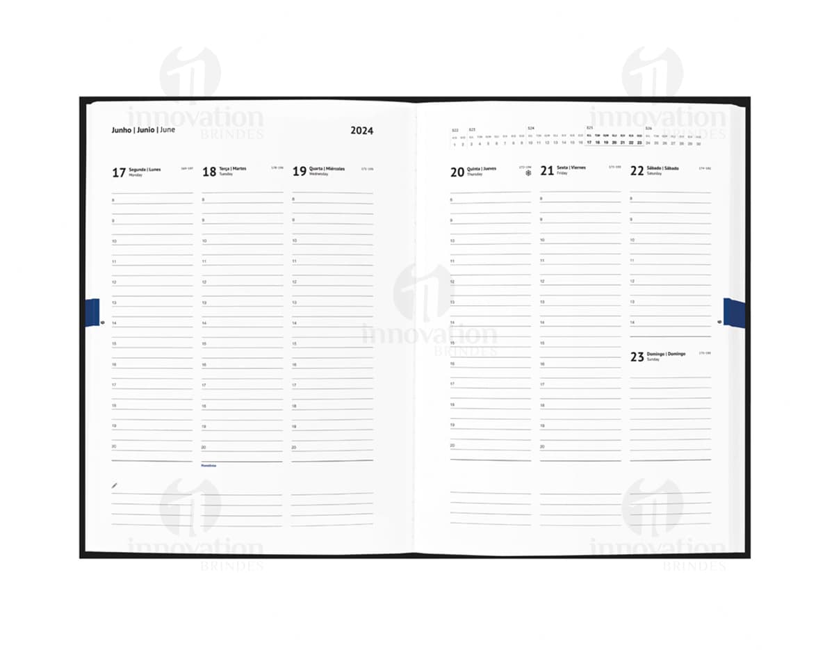 Agenda 2024 personalizada com capa em couro sintético, ideal para organizar sua rotina de forma elegante e prática. Perfeita para usar no trabalho, na faculdade ou em casa. Não perca mais seus compromissos! Adquira já a sua e planeje o seu ano com estilo.