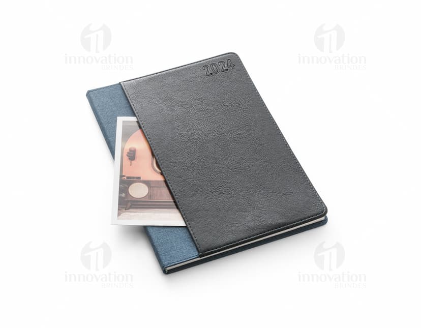 Caderno preto vintage com teclado e tela de computador aberto, carteira marrom ao lado, case de couro, ícones de dinheiro, chaves, datas, documentos, eletrodomésticos, teclas de computador, botões e ícones de informação.