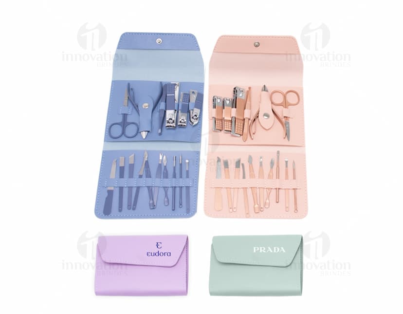 Kit manicure com 16 peças dentro de um estojo. O conjunto inclui ferramentas de metal e plástico, como alicate, tesoura, empurrador de cutículas, entre outros itens essenciais para cuidados com as mãos e unhas. Ideal para uso comercial em salões de beleza e cuidados pessoais em casa.