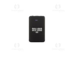 Power Bank Plástico 5.000mAh preto, dispositivo de tecnologia com adaptador e cabo de conexão. Equipamento eletrónico moderno