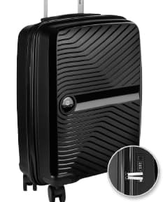Mala de bordo feita de couro marrom antigo, com quatro rodas 360 graus. O design é vintage e retro, com detalhes em metal preto. A mala está aberta e vazia, com um bolso interno e alça de couro. Ideal para viagens de negócios ou lazer, oferecendo estilo clássico e moderno ao mesmo tempo.