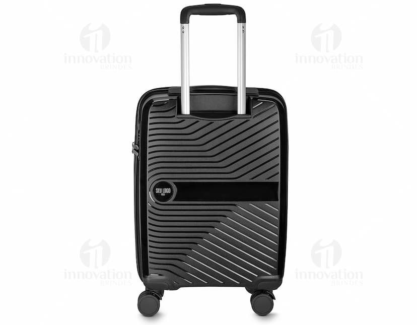 Mala de bordo feita de couro marrom antigo, com quatro rodas 360 graus. O design é vintage e retro, com detalhes em metal preto. A mala está aberta e vazia, com um bolso interno e alça de couro. Ideal para viagens de negócios ou lazer, oferecendo estilo clássico e moderno ao mesmo tempo.