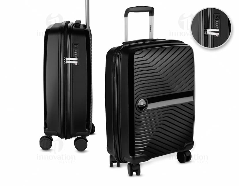 Mala de bordo feita de couro marrom antigo, com quatro rodas 360 graus. O design é vintage e retro, com detalhes em metal preto. A mala está aberta e vazia, com um bolso interno e alça de couro. Ideal para viagens de negócios ou lazer, oferecendo estilo clássico e moderno ao mesmo tempo.