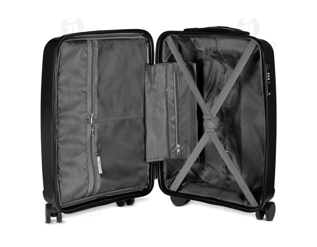 Mala de bordo feita de couro marrom antigo, com quatro rodas 360 graus. O design é vintage e retro, com detalhes em metal preto. A mala está aberta e vazia, com um bolso interno e alça de couro. Ideal para viagens de negócios ou lazer, oferecendo estilo clássico e moderno ao mesmo tempo.