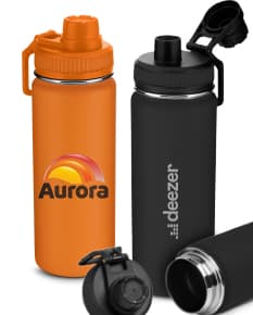 Garrafa de aço inox de 780 ml, contendo líquido fresco e transparente. A tampa metálica e o design elegante refletem a higiene e cuidado na utilização do produto.