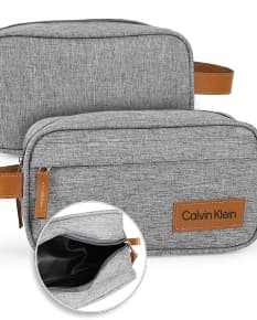 Necessaire de poliéster com detalhes em couro sintético, moderna e elegante. Compartimento único, fecho de correr, estilo casual e acessório de luxo para guardar itens de forma organizada.