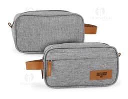 Necessaire de poliéster com detalhes em couro sintético, moderna e elegante. Compartimento único, fecho de correr, estilo