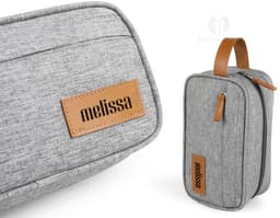 Necessaire de poliéster com detalhes em couro sintético, moderna e elegante. Compartimento único, fecho de correr, estilo