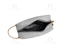 Necessaire de poliéster com detalhes em couro sintético, moderna e elegante. Compartimento único, fecho de correr, estilo
