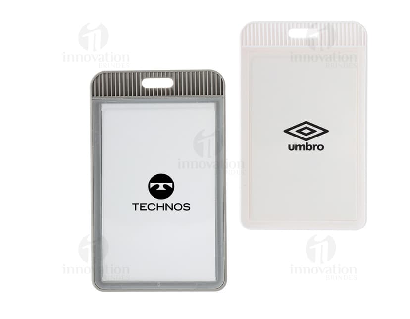 Porta crachá plástico: mantenha sua identificação segura e visível! Ideal para eventos, feiras e ambientes corporativos. Prático e durável, com design moderno. Adquira já o seu!