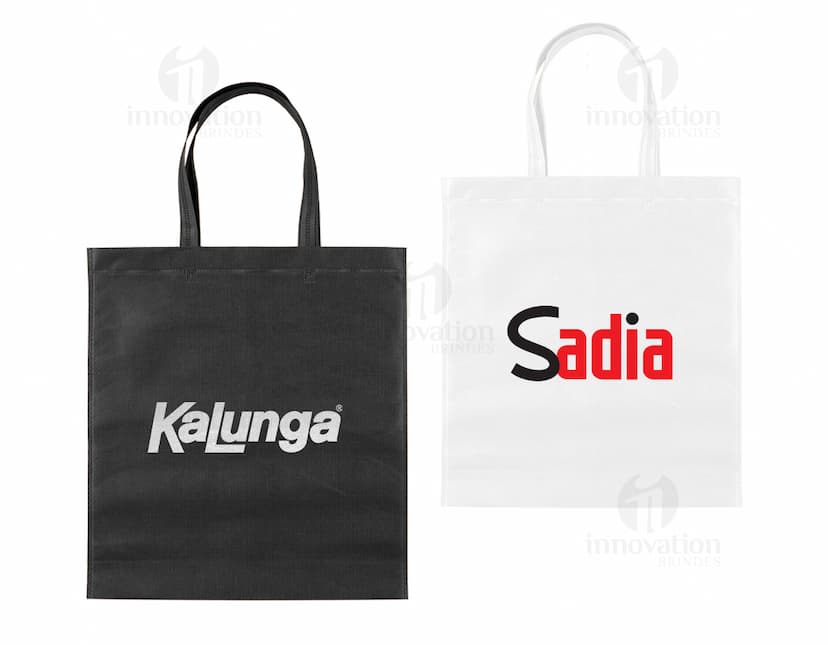 Sacola de compras de estilo boutique, feita de tecido TNT costurado e selado termicamente. O design inclui alça de metal, fecho de segurança, etiqueta de papel e cor amarela brilhante. Ideal para compras no varejo, presente ou proteção de objetos pessoais.