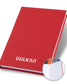 Agenda 2025 Cromato com capa em amarelo, vazio, na mesa de escritório com notebook, papel em branco, livro aberto e envelope.