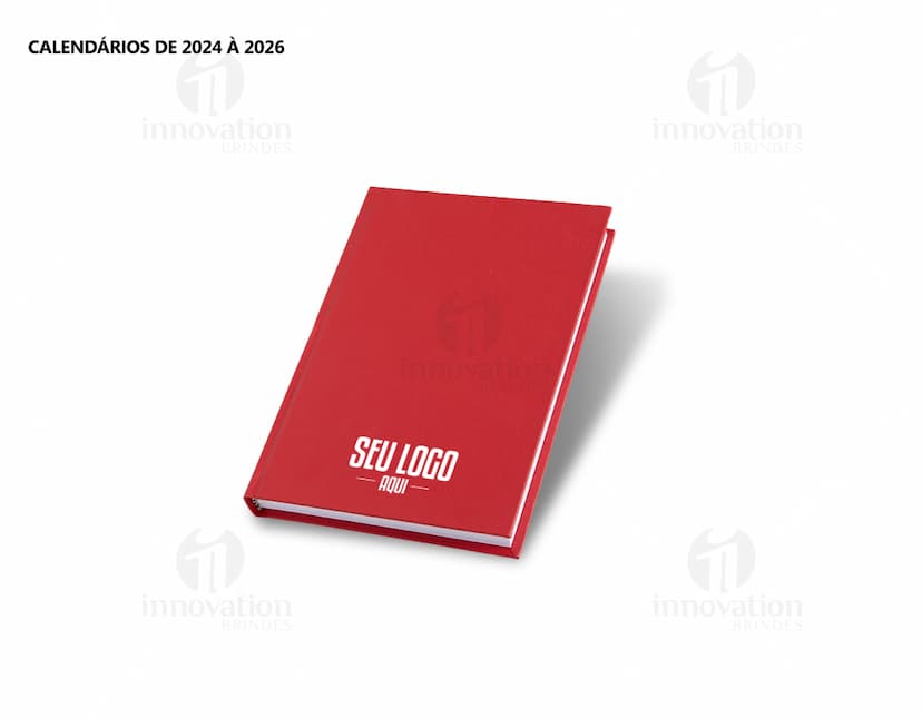 Agenda 2025 Cromato com capa em amarelo, vazio, na mesa de escritório com notebook, papel em branco, livro aberto e envelope.