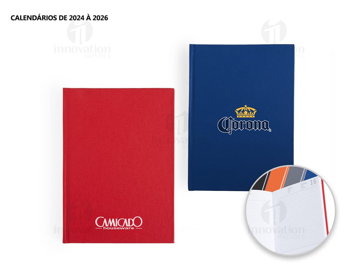 Agenda 2025 Cromato com capa em amarelo, vazio, na mesa de escritório com notebook, papel em branco, livro aberto e envelope.
