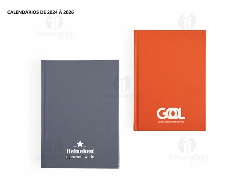 Agenda 2025 Cromato com capa em amarelo, vazio, na mesa de escritório com notebook, papel em branco, livro aberto e envelope.