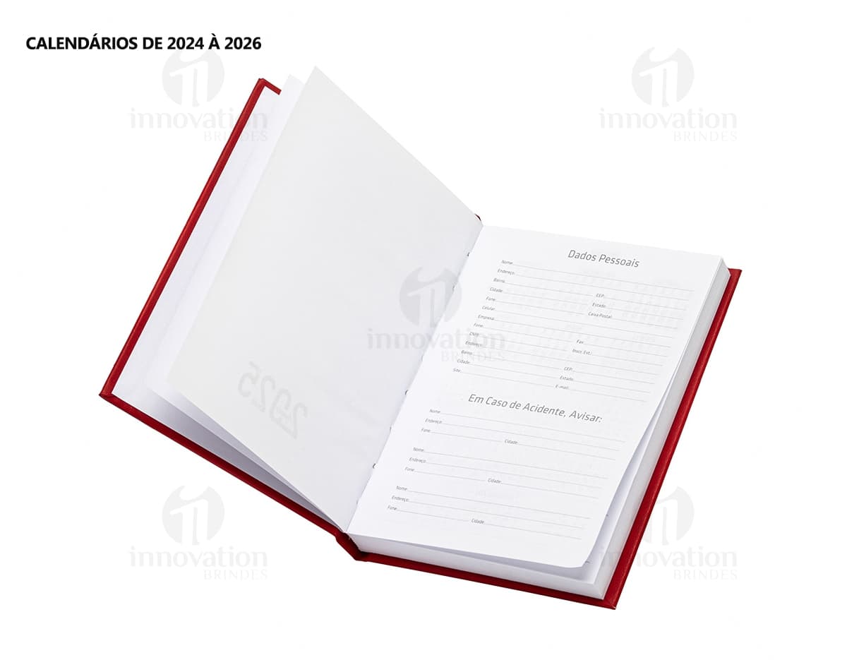 Agenda 2025 Cromato com capa em amarelo, vazio, na mesa de escritório com notebook, papel em branco, livro aberto e envelope.