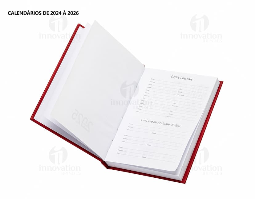 Agenda 2025 Cromato com capa em amarelo, vazio, na mesa de escritório com notebook, papel em branco, livro aberto e envelope.
