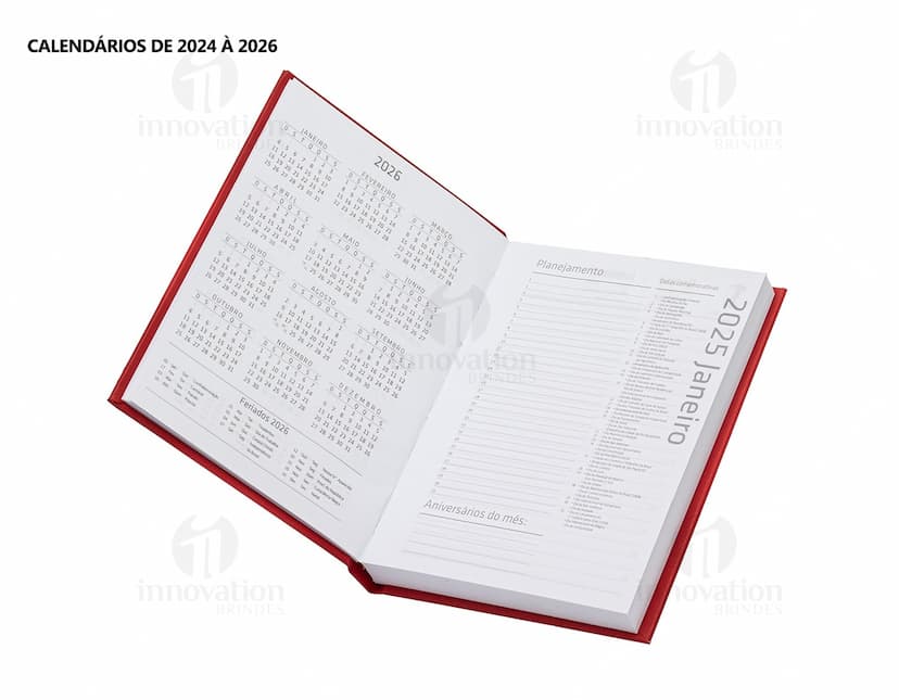 Agenda 2025 Cromato com capa em amarelo, vazio, na mesa de escritório com notebook, papel em branco, livro aberto e envelope.