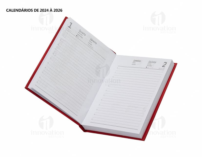 Agenda 2025 Cromato com capa em amarelo, vazio, na mesa de escritório com notebook, papel em branco, livro aberto e envelope.