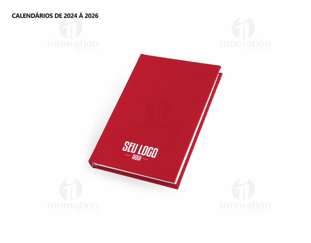 Agenda 2025 Emborrachada em amarelo com capa de metal preta. Contém espaço para anotações, folhas em branco, design moderno e símbolos de golfe. Ideal para escrita, organização e planejamento, com detalhes em tecnologia e comunicação.