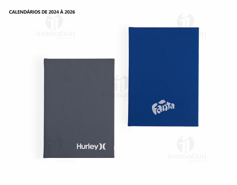 Agenda 2025 Emborrachada em amarelo com capa de metal preta. Contém espaço para anotações, folhas em branco, design moderno e símbolos de golfe. Ideal para escrita, organização e planejamento, com detalhes em tecnologia e comunicação.