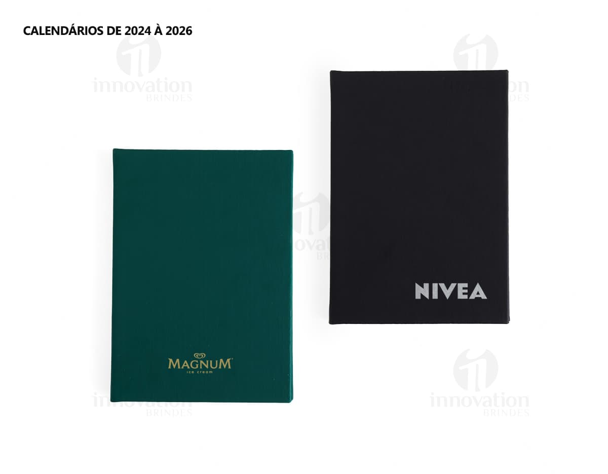 Agenda 2025 Emborrachada em amarelo com capa de metal preta. Contém espaço para anotações, folhas em branco, design moderno e símbolos de golfe. Ideal para escrita, organização e planejamento, com detalhes em tecnologia e comunicação.