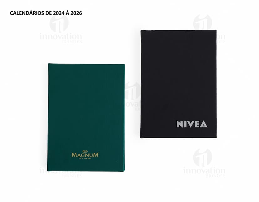 Agenda 2025 Emborrachada em amarelo com capa de metal preta. Contém espaço para anotações, folhas em branco, design moderno e símbolos de golfe. Ideal para escrita, organização e planejamento, com detalhes em tecnologia e comunicação.