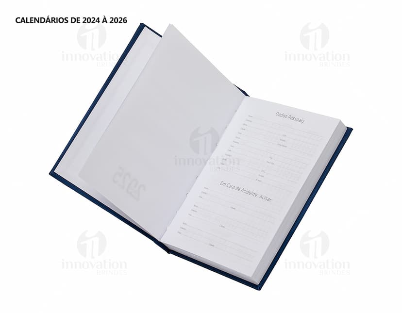 Agenda 2025 Emborrachada em amarelo com capa de metal preta. Contém espaço para anotações, folhas em branco, design moderno e símbolos de golfe. Ideal para escrita, organização e planejamento, com detalhes em tecnologia e comunicação.