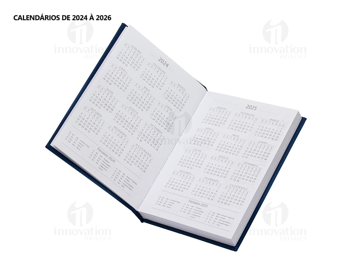 Agenda 2025 Emborrachada em amarelo com capa de metal preta. Contém espaço para anotações, folhas em branco, design moderno e símbolos de golfe. Ideal para escrita, organização e planejamento, com detalhes em tecnologia e comunicação.