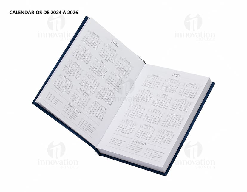 Agenda 2025 Emborrachada em amarelo com capa de metal preta. Contém espaço para anotações, folhas em branco, design moderno e símbolos de golfe. Ideal para escrita, organização e planejamento, com detalhes em tecnologia e comunicação.