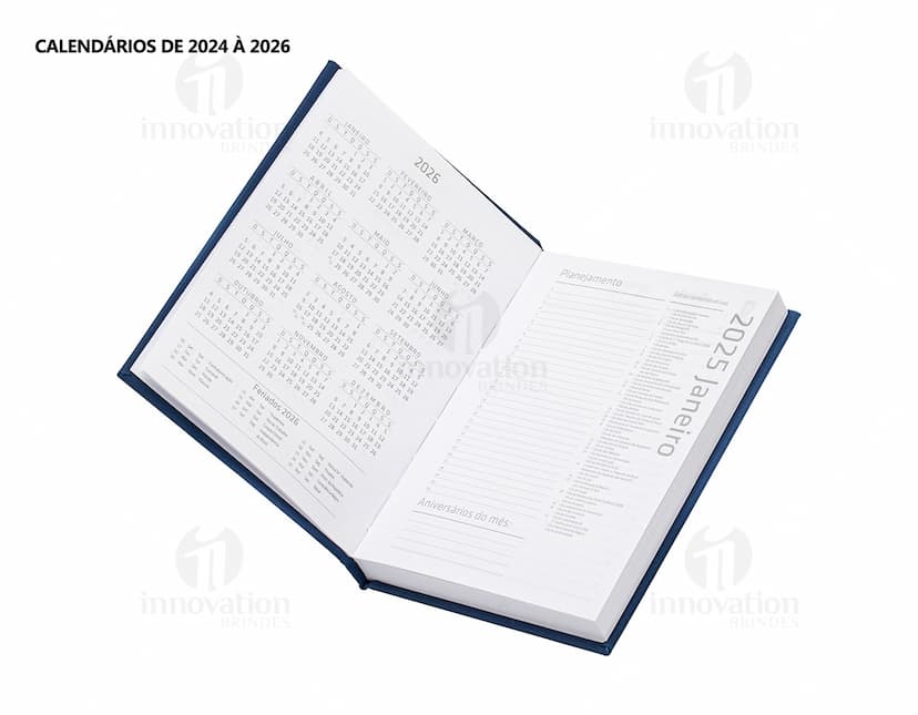 Agenda 2025 Emborrachada em amarelo com capa de metal preta. Contém espaço para anotações, folhas em branco, design moderno e símbolos de golfe. Ideal para escrita, organização e planejamento, com detalhes em tecnologia e comunicação.