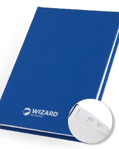 Modem, dispositivo eletrônico, equipamento de tecnologia, roteador e laptop em um escritório. O equipamento eletrônico está sobre uma mesa de metal com um teclado preto e uma tela digital. Há um campo de golfe ao fundo.