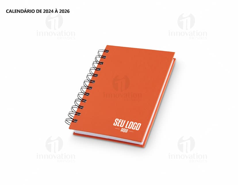 Agenda 2025 Cromato em formato de livro em branco, aberto sobre uma mesa de escritório. Inclui papel em branco, caneta, anotações e calendário. Imagem 3D com design simples e elegante, ideal para organização pessoal e profissional.