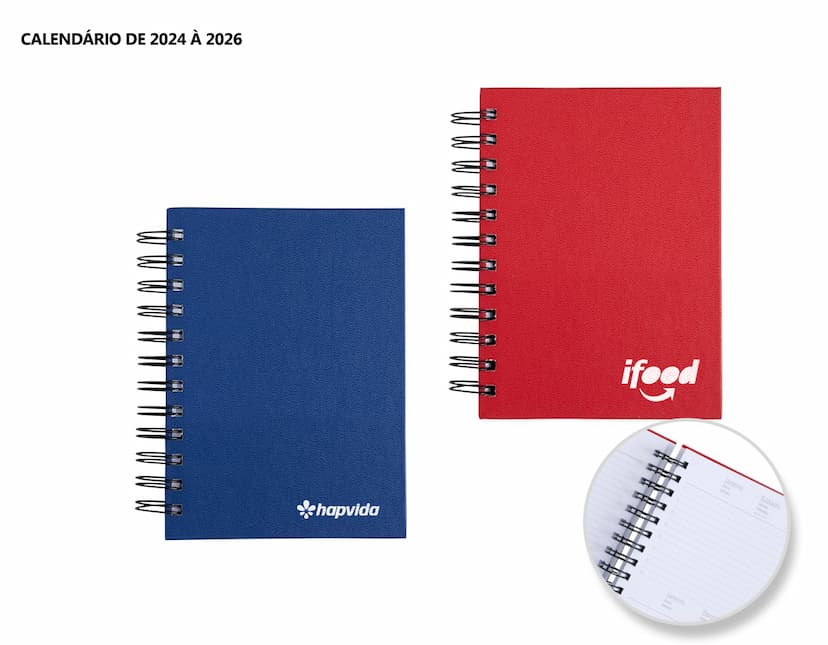 Agenda 2025 Cromato em formato de livro em branco, aberto sobre uma mesa de escritório. Inclui papel em branco, caneta, anotações e calendário. Imagem 3D com design simples e elegante, ideal para organização pessoal e profissional.
