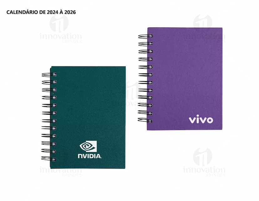 Agenda 2025 Cromato em formato de livro em branco, aberto sobre uma mesa de escritório. Inclui papel em branco, caneta, anotações e calendário. Imagem 3D com design simples e elegante, ideal para organização pessoal e profissional.
