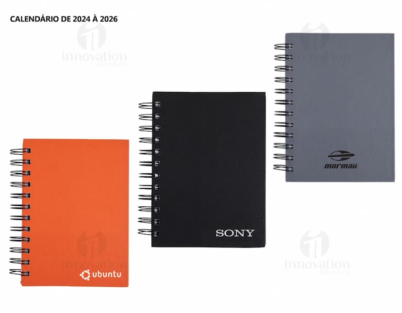 Agenda 2025 Cromato em formato de livro em branco, aberto sobre uma mesa de escritório. Inclui papel em branco, caneta, anotações e calendário. Imagem 3D com design simples e elegante, ideal para organização pessoal e profissional.