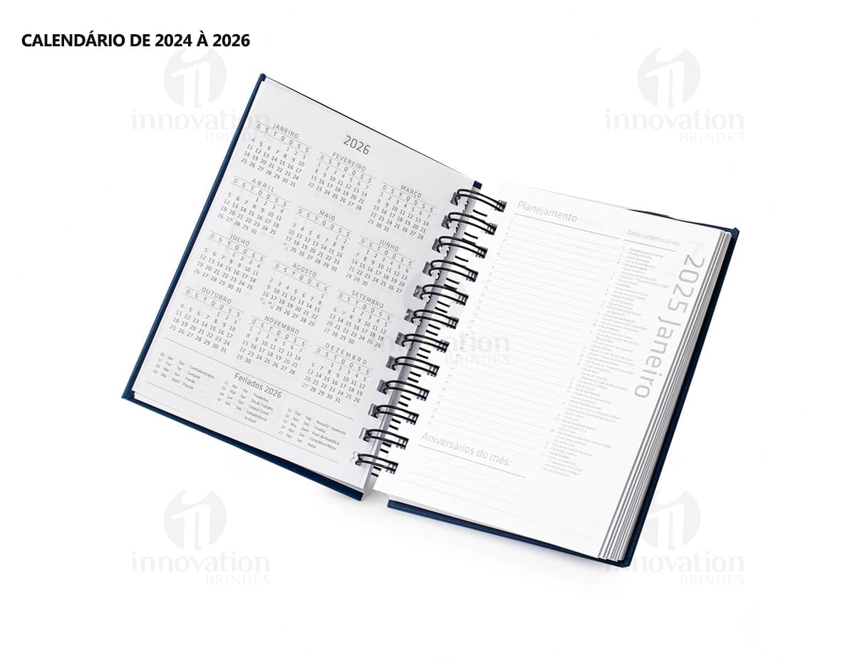 Agenda 2025 Cromato em formato de livro em branco, aberto sobre uma mesa de escritório. Inclui papel em branco, caneta, anotações e calendário. Imagem 3D com design simples e elegante, ideal para organização pessoal e profissional.