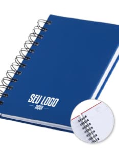 Agenda 2025 Emborrachada em uma mesa de escritório, ao lado de um notebook, dispositivo de internet, roteador, papel em branco, equipamentos de escritório e livros.