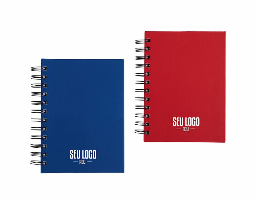 Agenda 2025 Emborrachada em uma mesa de escritório, ao lado de um notebook, dispositivo de internet, roteador, papel em branco, equipamentos de escritório e livros.