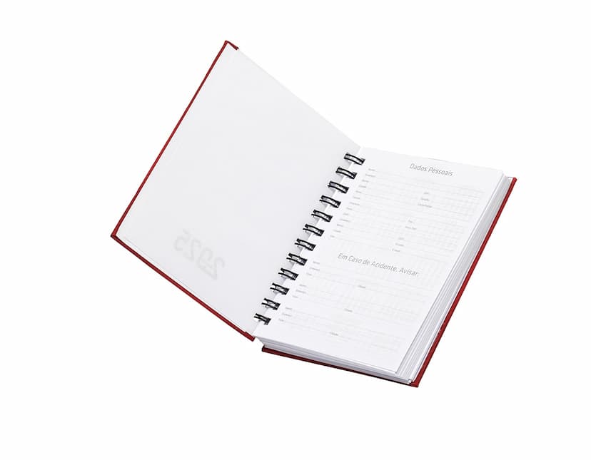 Agenda 2025 Emborrachada em uma mesa de escritório, ao lado de um notebook, dispositivo de internet, roteador, papel em branco, equipamentos de escritório e livros.
