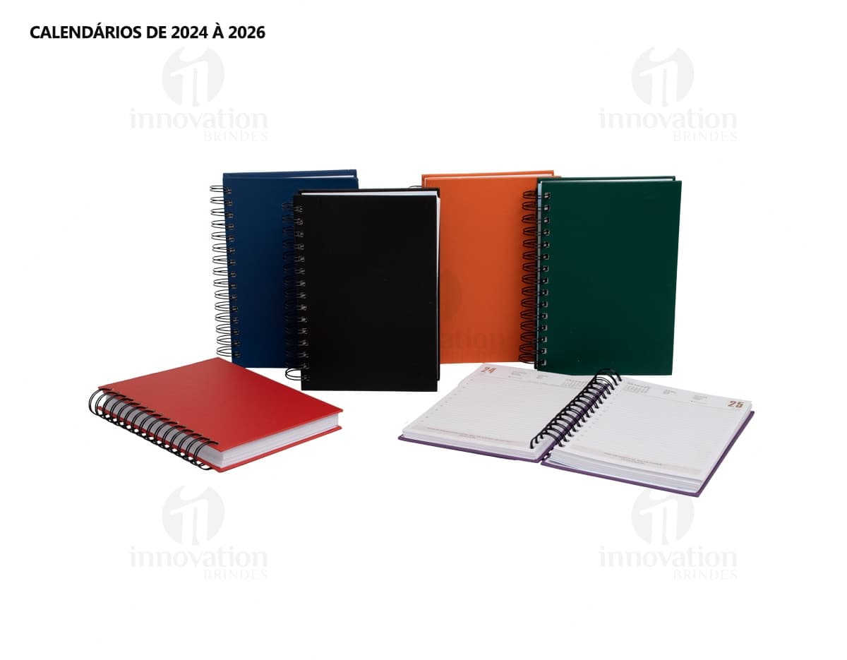 Agenda 2025 Cromato prata com design moderno e espaço para escrever notas, feita de metal resistente. Ao fundo, um campo de golfe e um notebook aberto com driver e roteador.