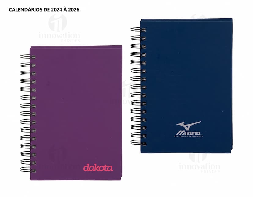 Agenda 2025 Cromato prata com design moderno e espaço para escrever notas, feita de metal resistente. Ao fundo, um campo de golfe e um notebook aberto com driver e roteador.