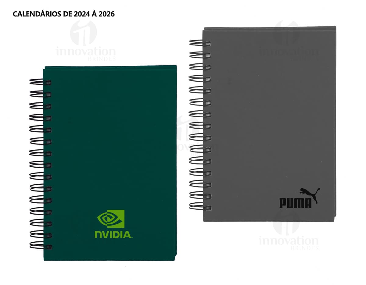Agenda 2025 Cromato prata com design moderno e espaço para escrever notas, feita de metal resistente. Ao fundo, um campo de golfe e um notebook aberto com driver e roteador.