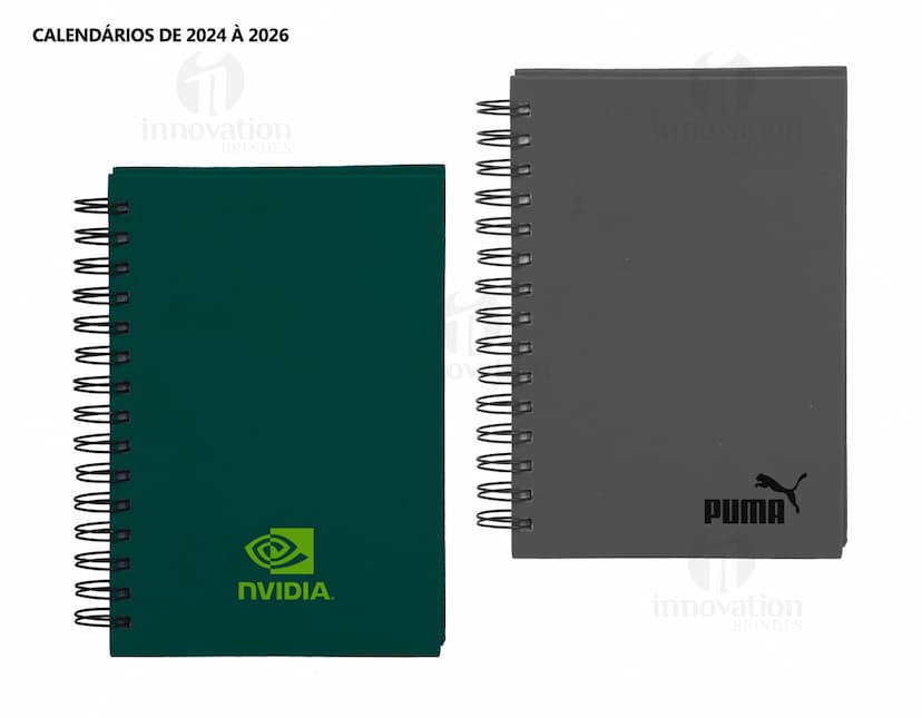 Agenda 2025 Cromato prata com design moderno e espaço para escrever notas, feita de metal resistente. Ao fundo, um campo de golfe e um notebook aberto com driver e roteador.