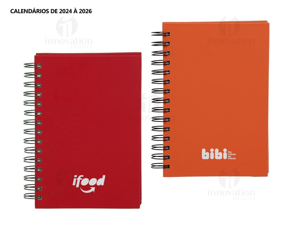 Agenda 2025 Cromato prata com design moderno e espaço para escrever notas, feita de metal resistente. Ao fundo, um campo de golfe e um notebook aberto com driver e roteador.