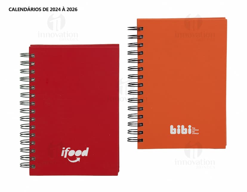 Agenda 2025 Cromato prata com design moderno e espaço para escrever notas, feita de metal resistente. Ao fundo, um campo de golfe e um notebook aberto com driver e roteador.