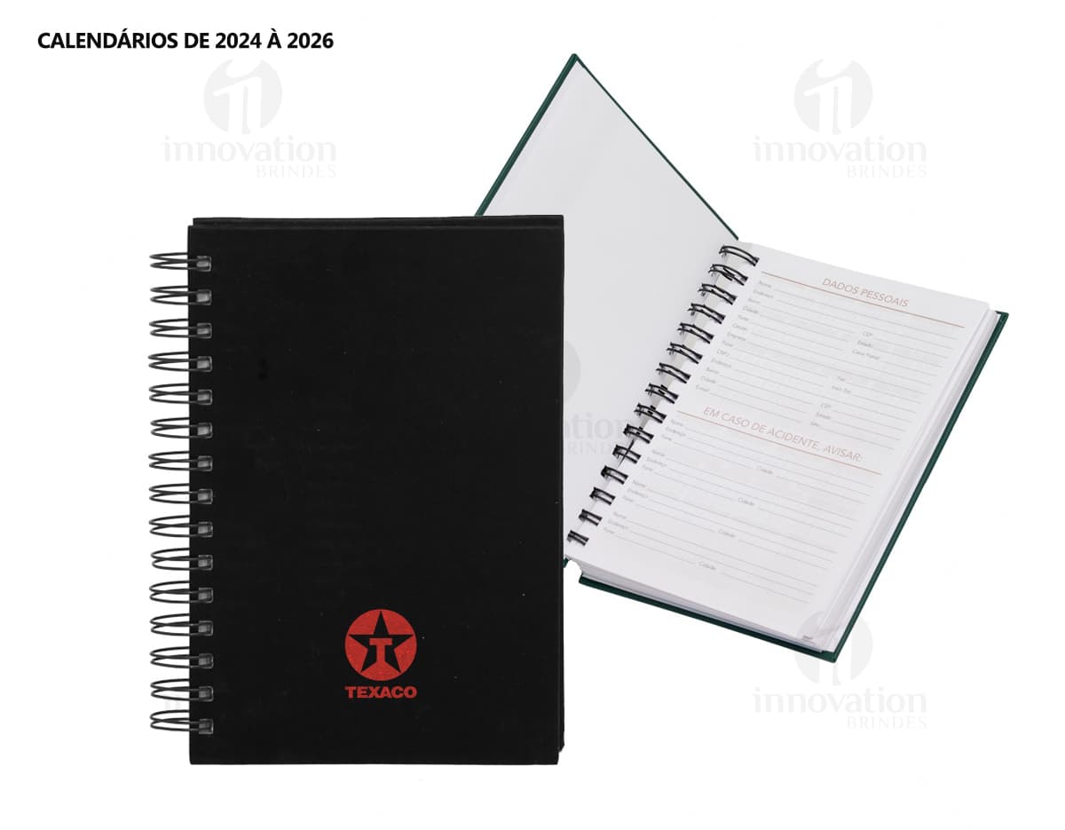 Agenda 2025 Cromato prata com design moderno e espaço para escrever notas, feita de metal resistente. Ao fundo, um campo de golfe e um notebook aberto com driver e roteador.