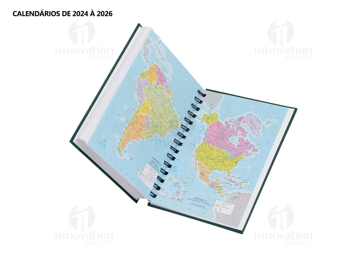 Agenda 2025 Cromato prata com design moderno e espaço para escrever notas, feita de metal resistente. Ao fundo, um campo de golfe e um notebook aberto com driver e roteador.