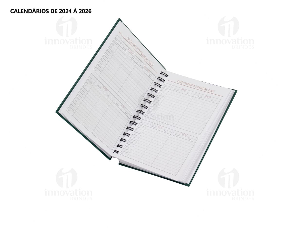 Agenda 2025 Cromato prata com design moderno e espaço para escrever notas, feita de metal resistente. Ao fundo, um campo de golfe e um notebook aberto com driver e roteador.